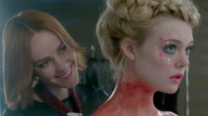 jena-malone-and-elle-fanning-in-the-neon-demon-2016